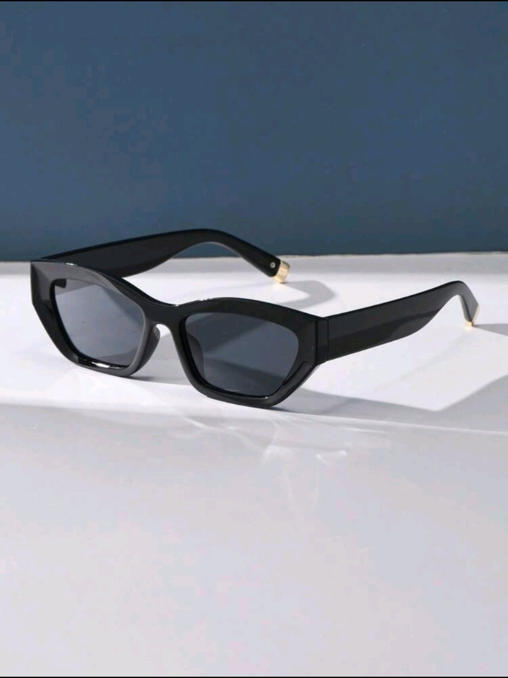 Women’s Black Cat-Eye Sunglasses with Subtle Gold Detail